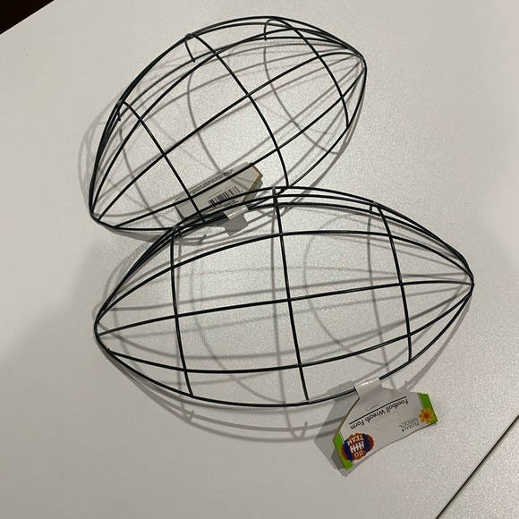 Wire wreath football frame - Picture 1 of 3